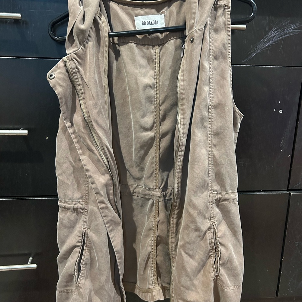 BB Dakota Tan Zip-Up Vest